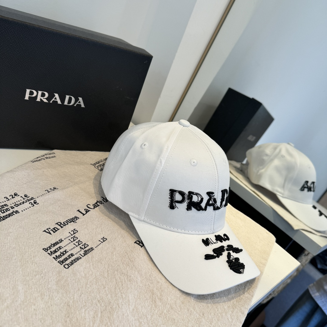 普拉达 PRADA 新品经典棒球帽 代购版本！时尚潮流，高端做工！非一般的品质，细节看实拍哦