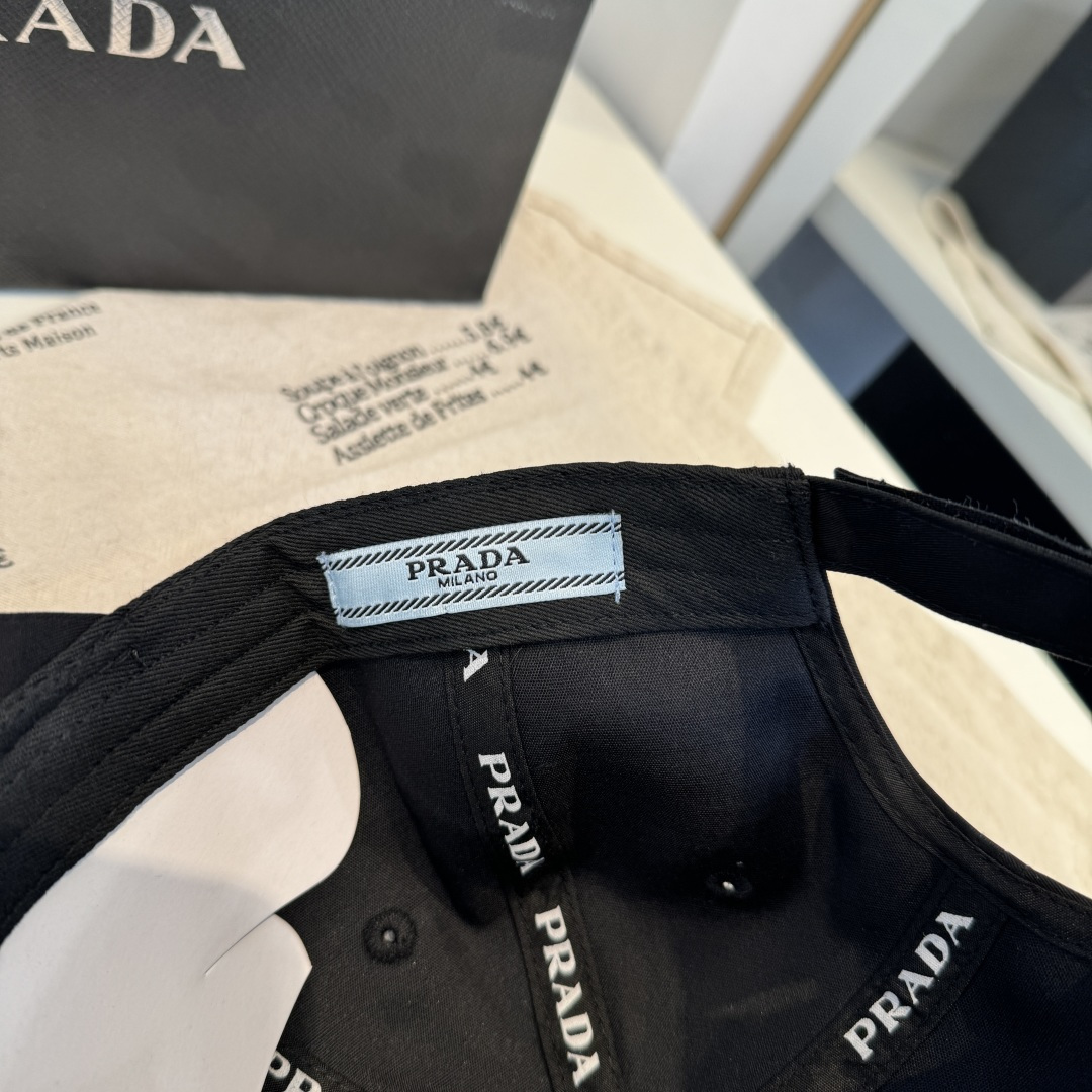 普拉达 PRADA 新品经典棒球帽 代购版本！时尚潮流，高端做工！非一般的品质，细节看实拍哦