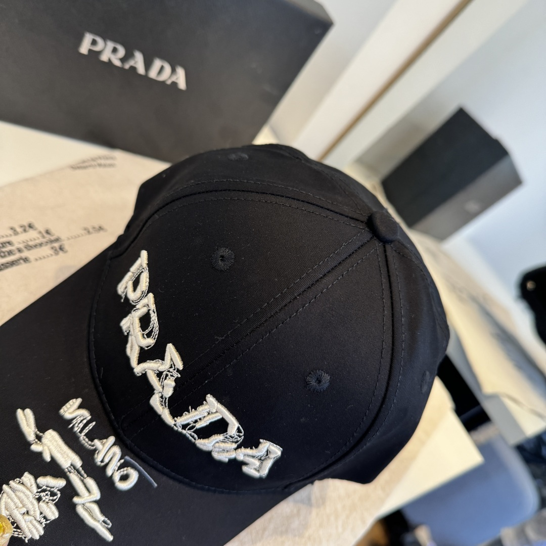 普拉达 PRADA 新品经典棒球帽 代购版本！时尚潮流，高端做工！非一般的品质，细节看实拍哦
