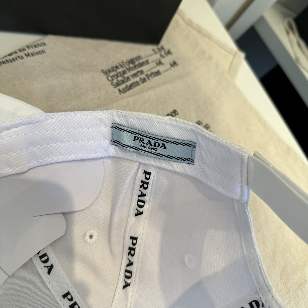 普拉达 PRADA 新品经典棒球帽 代购版本！时尚潮流，高端做工！非一般的品质，细节看实拍哦