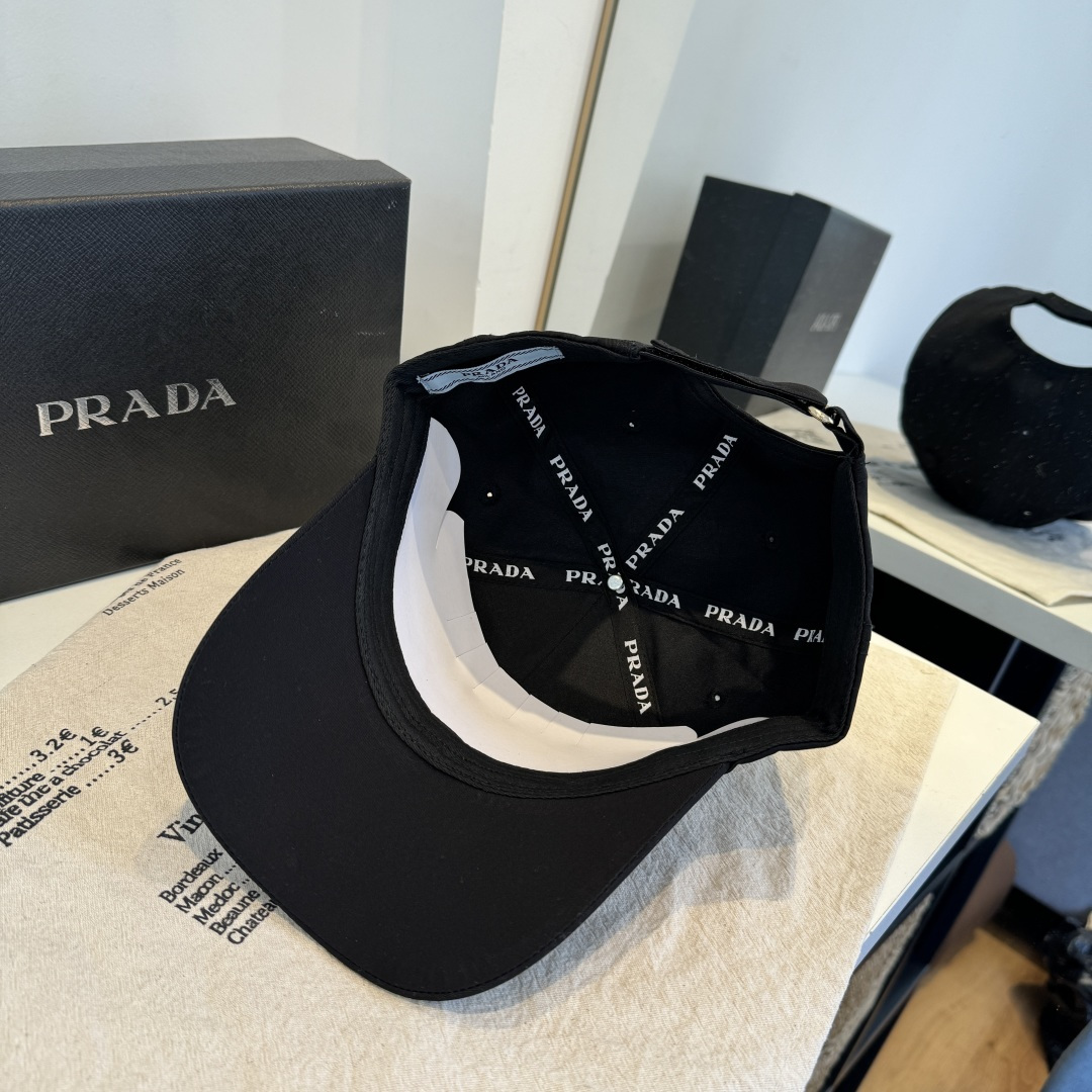 普拉达 PRADA 新品经典棒球帽 代购版本！时尚潮流，高端做工！非一般的品质，细节看实拍哦