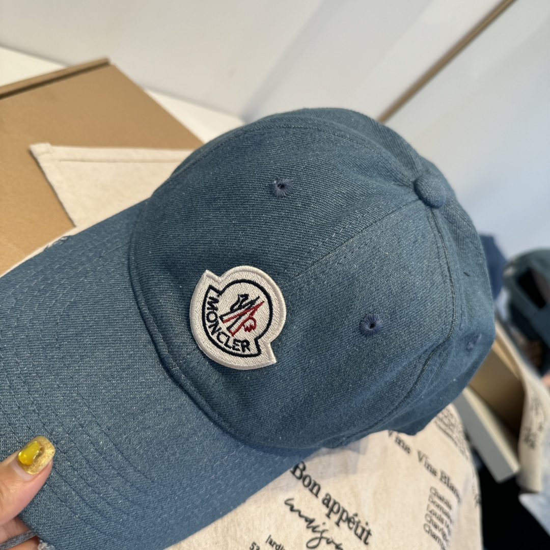 MONCLER蒙口 好品质高端大气，超火爆💖质感很赞，出街超好搭配！时尚潮流！出门必备单品，男女同款快快