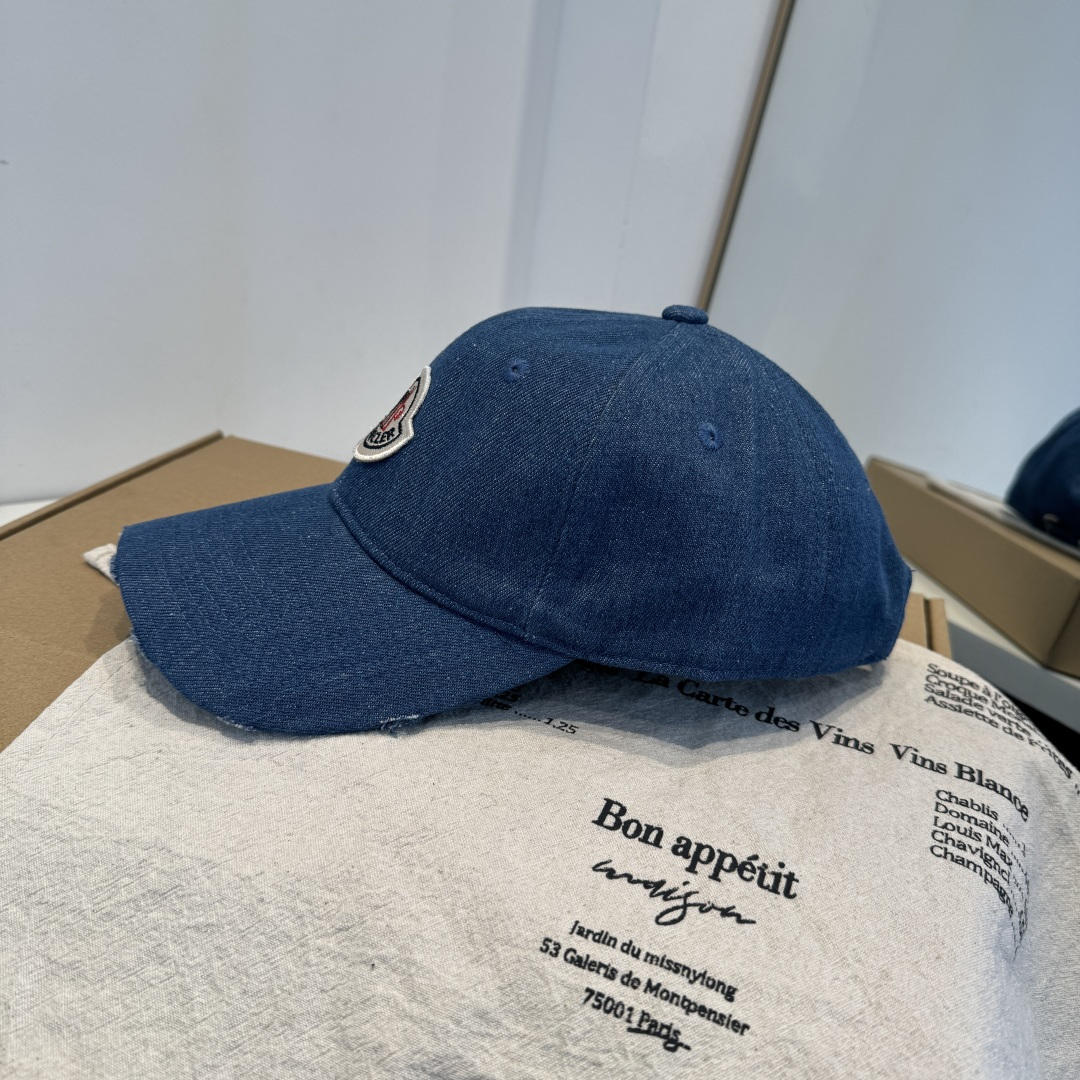 MONCLER蒙口 好品质高端大气，超火爆💖质感很赞，出街超好搭配！时尚潮流！出门必备单品，男女同款快快