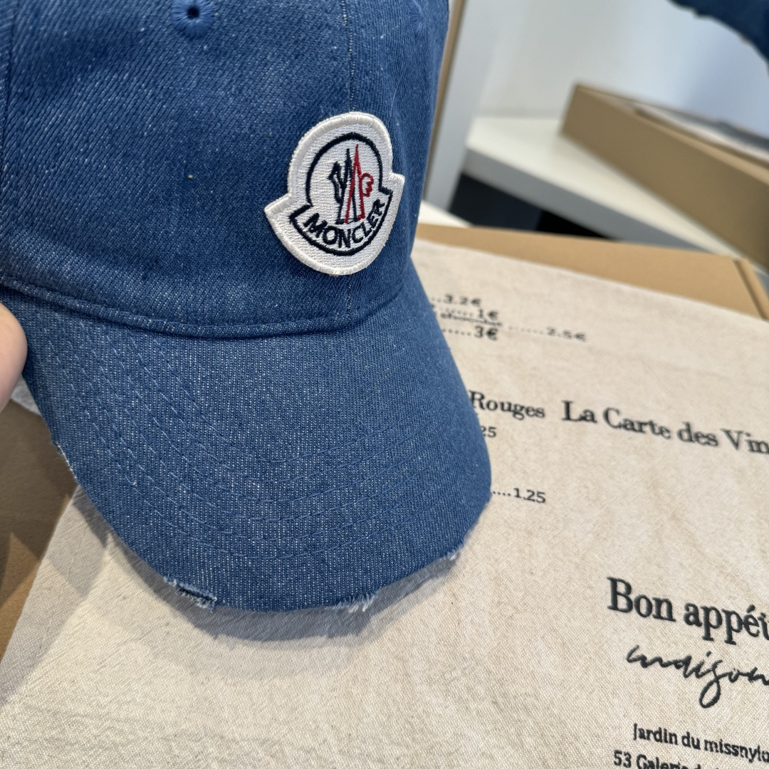 MONCLER蒙口 好品质高端大气，超火爆💖质感很赞，出街超好搭配！时尚潮流！出门必备单品，男女同款快快