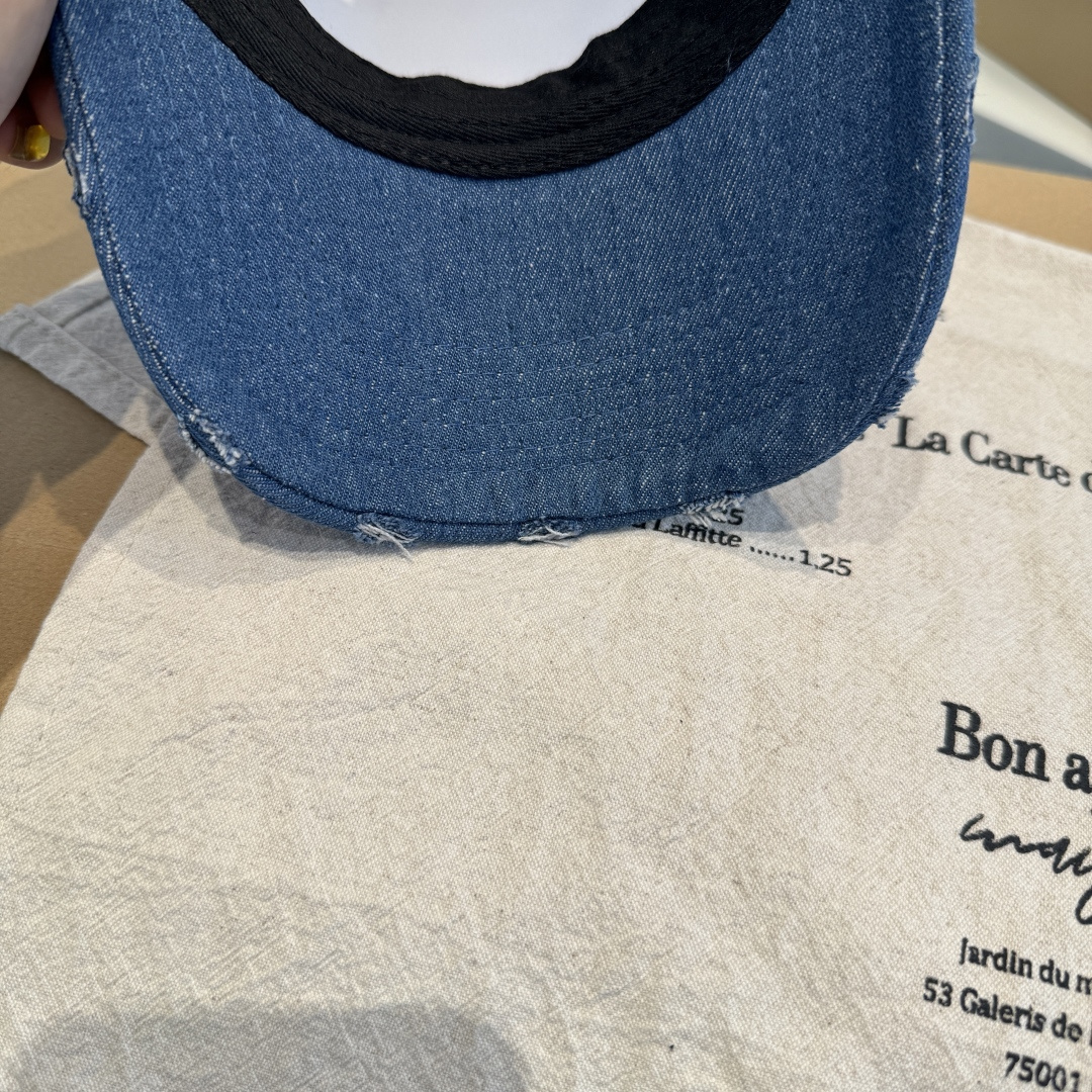 MONCLER蒙口 好品质高端大气，超火爆💖质感很赞，出街超好搭配！时尚潮流！出门必备单品，男女同款快快