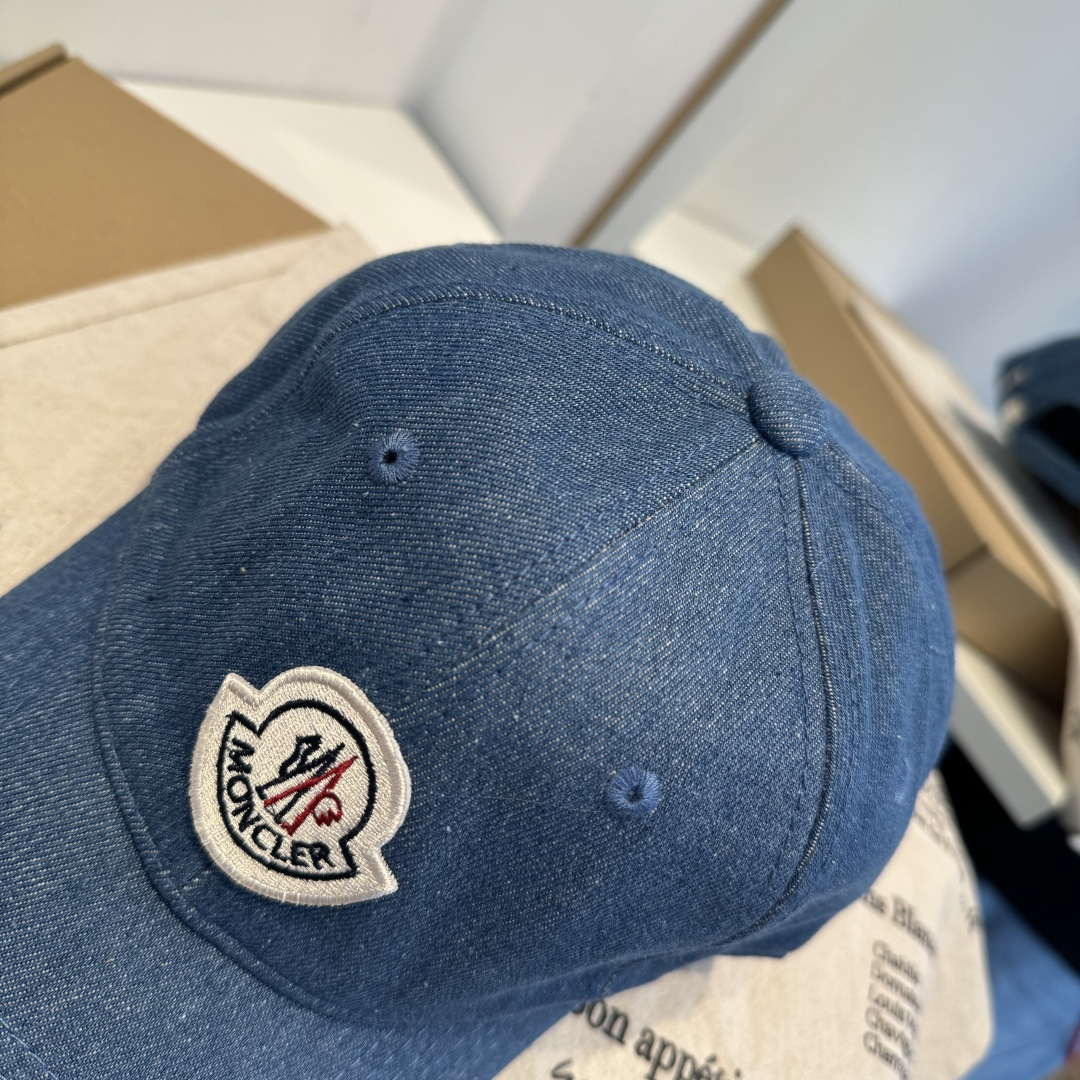 MONCLER蒙口 好品质高端大气，超火爆💖质感很赞，出街超好搭配！时尚潮流！出门必备单品，男女同款快快