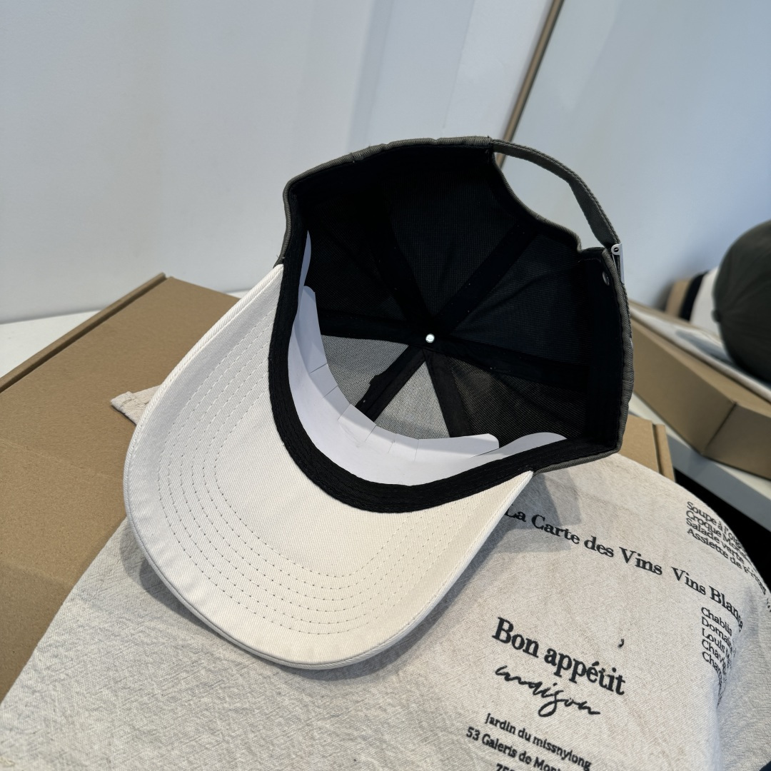 alo 官网新品，棒球帽 原单品质火爆来袭 🔥🎩 工艺非常精美 高档大气上档次！低调奢华，方便携带！跑量