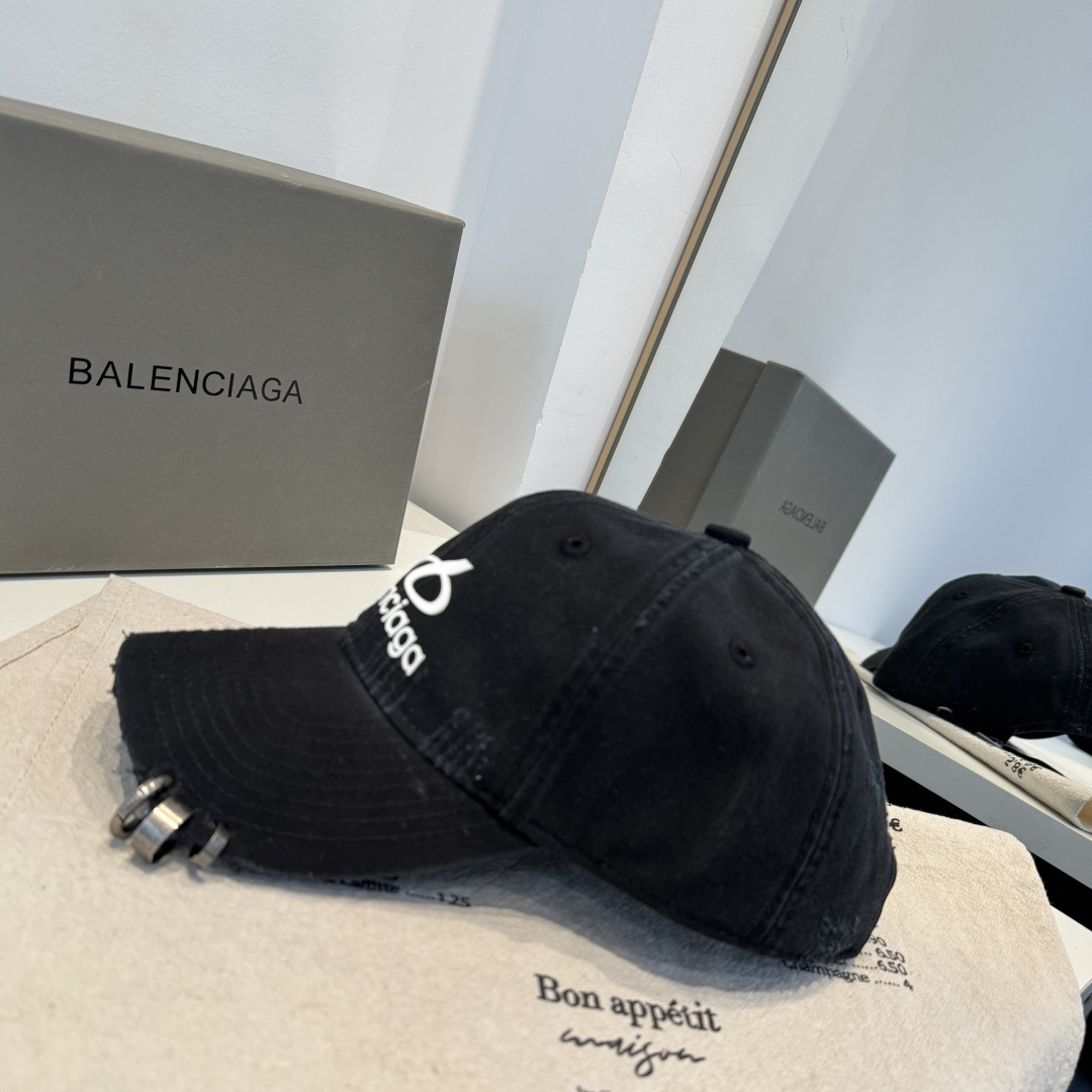 BALENCIAGA巴黎世家新款logo棒球帽，很酷的色系，男女佩戴都有不同style，第一批抢先出货！