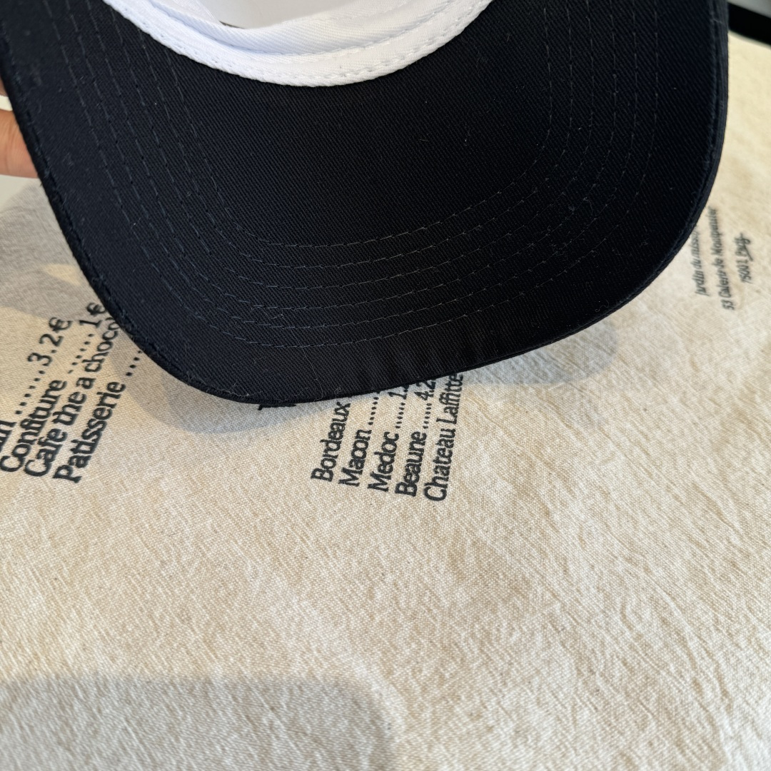 MONCLER蒙口 好品质高端大气，超火爆💖质感很赞，出街超好搭配！时尚潮流！出门必备单品，男女同款快快