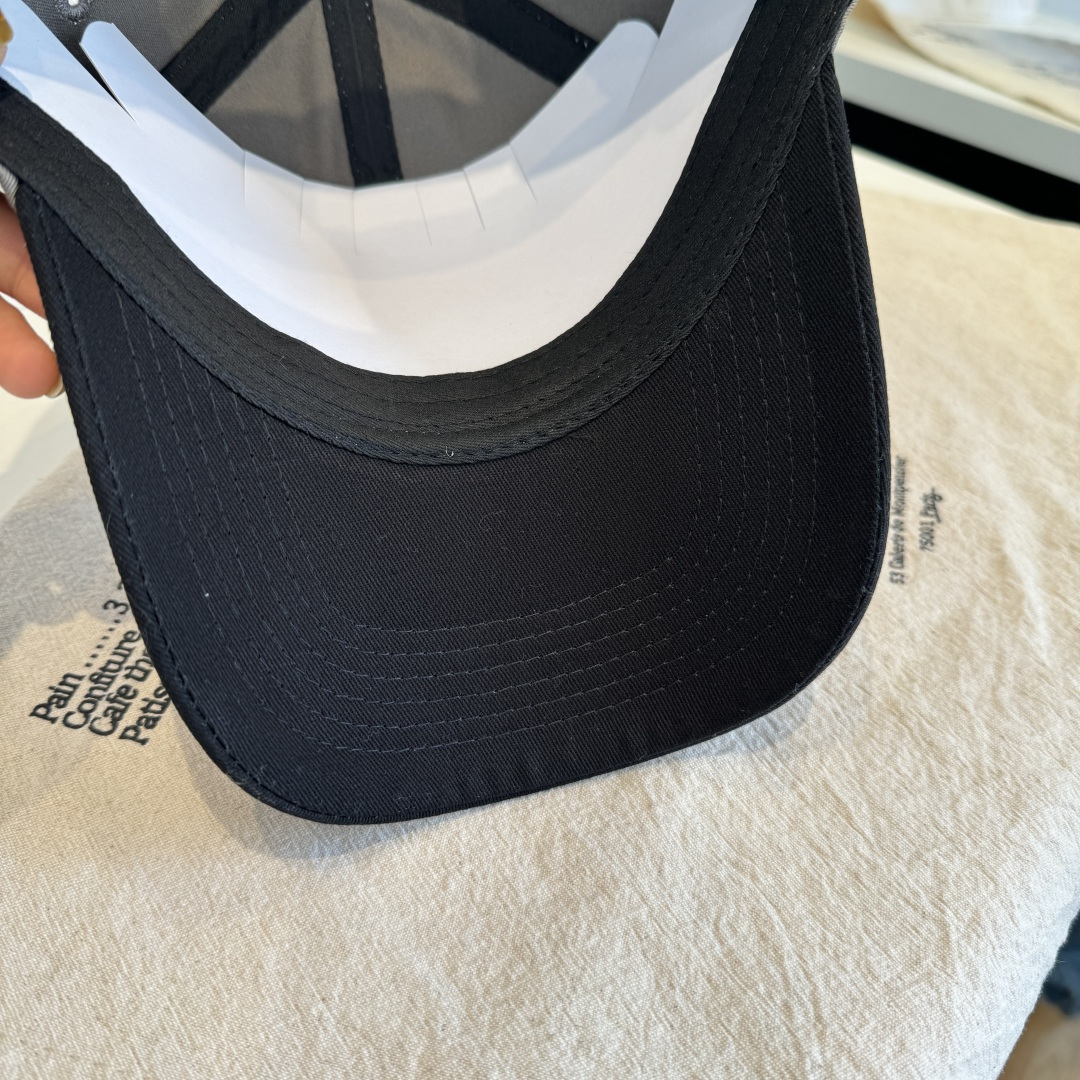 MONCLER蒙口 好品质高端大气，超火爆💖质感很赞，出街超好搭配！时尚潮流！出门必备单品，男女同款快快