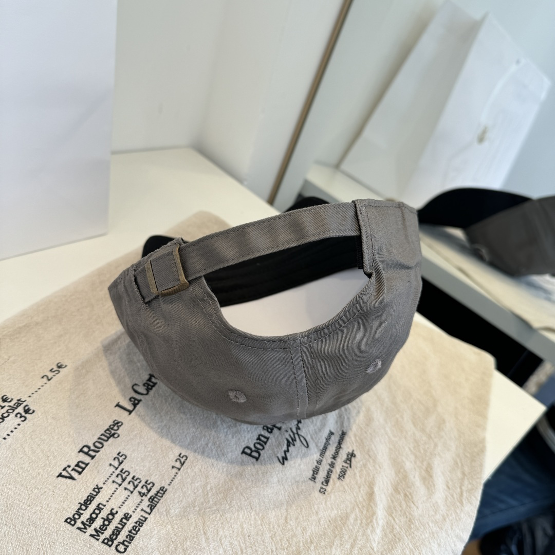 MONCLER蒙口 好品质高端大气，超火爆💖质感很赞，出街超好搭配！时尚潮流！出门必备单品，男女同款快快