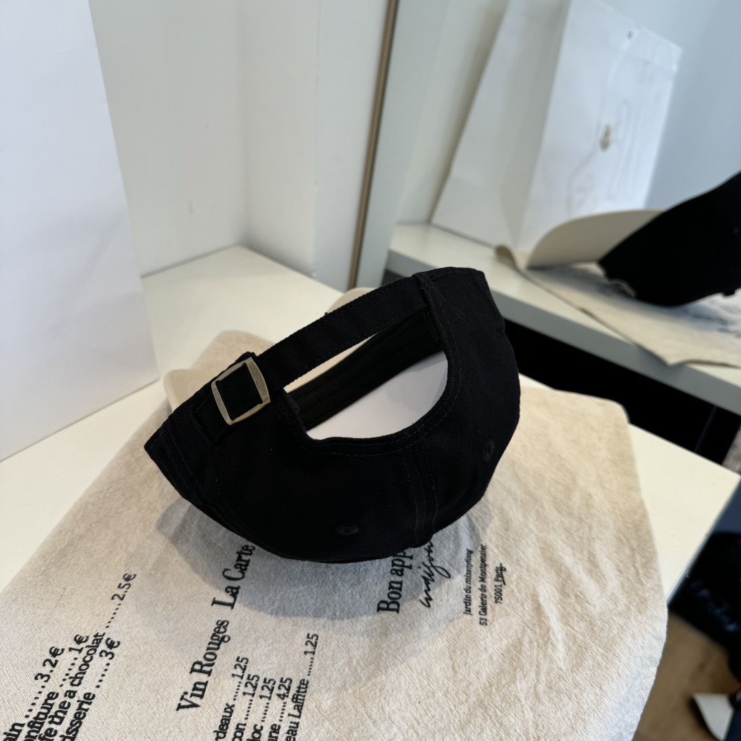 MONCLER蒙口 好品质高端大气，超火爆💖质感很赞，出街超好搭配！时尚潮流！出门必备单品，男女同款快快