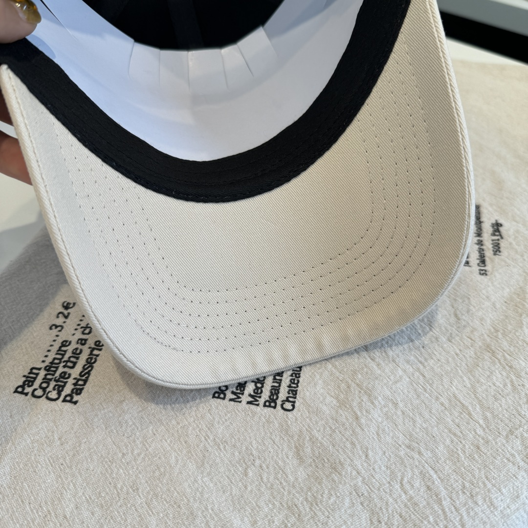 MONCLER蒙口 好品质高端大气，超火爆💖质感很赞，出街超好搭配！时尚潮流！出门必备单品，男女同款快快