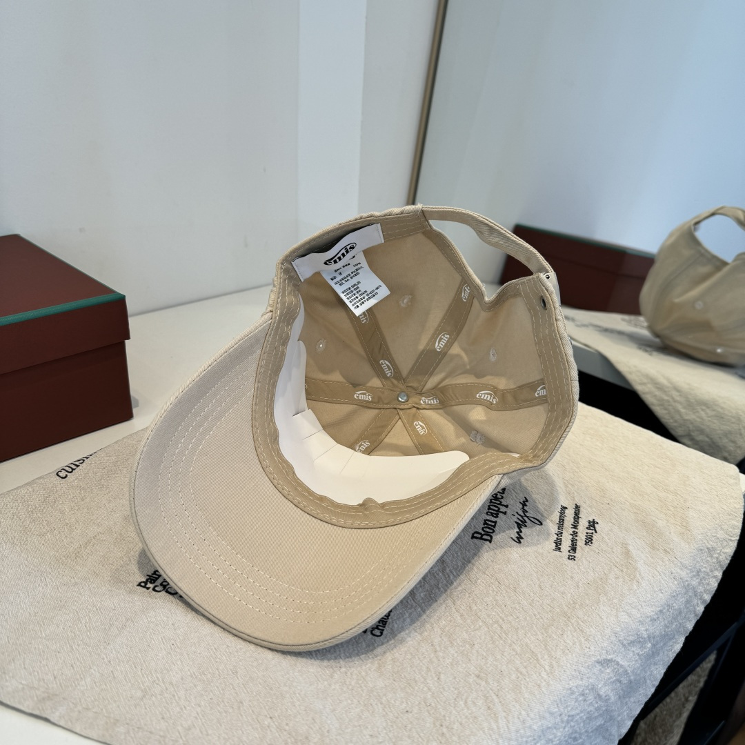 韩国潮牌emis 新款棒球帽，emis的帽子真的有种魔力 就是每一个都好看，完全不挑脸型的 每个都想买 