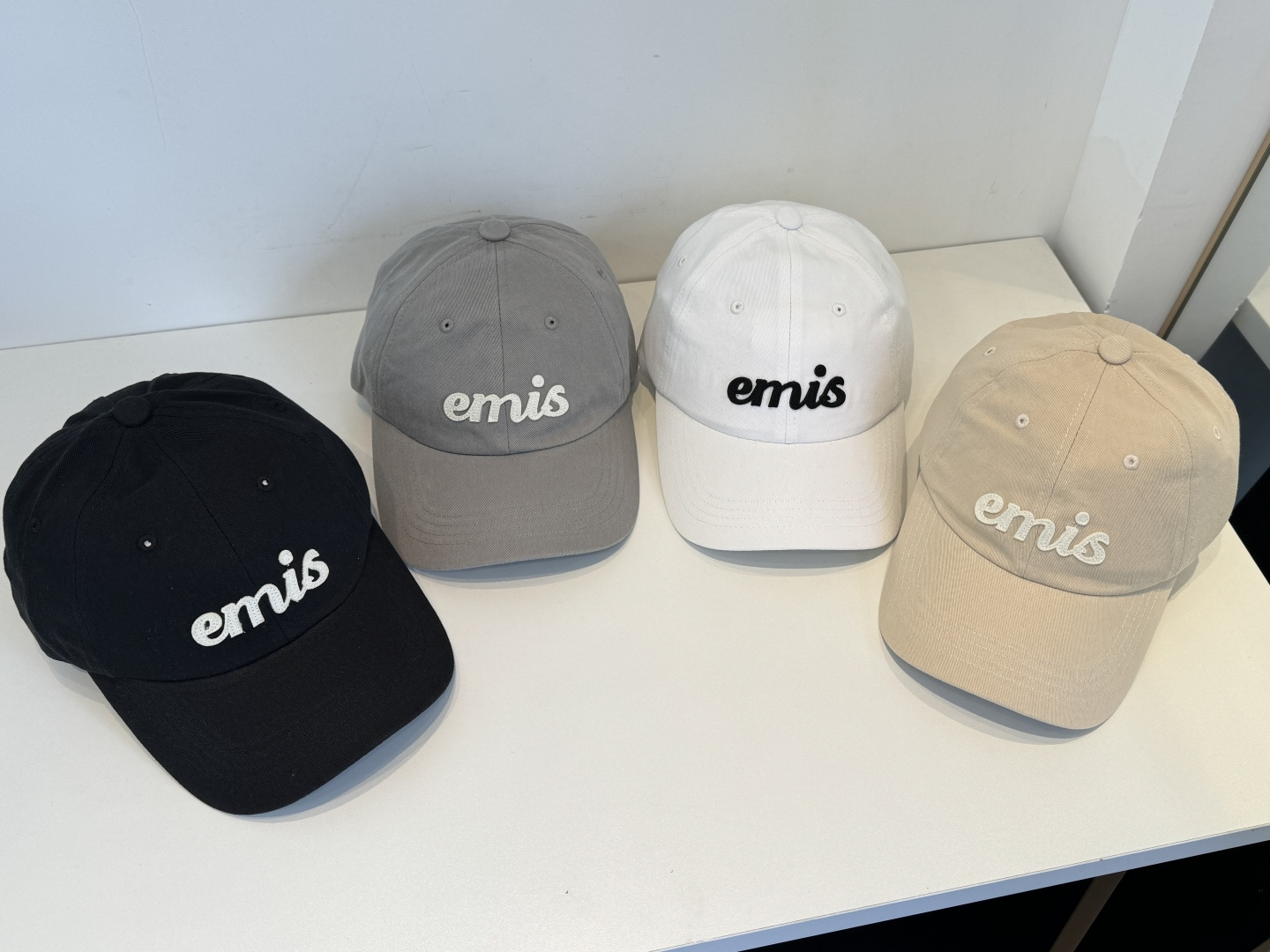 韩国潮牌emis 新款棒球帽，emis的帽子真的有种魔力 就是每一个都好看，完全不挑脸型的 每个都想买 