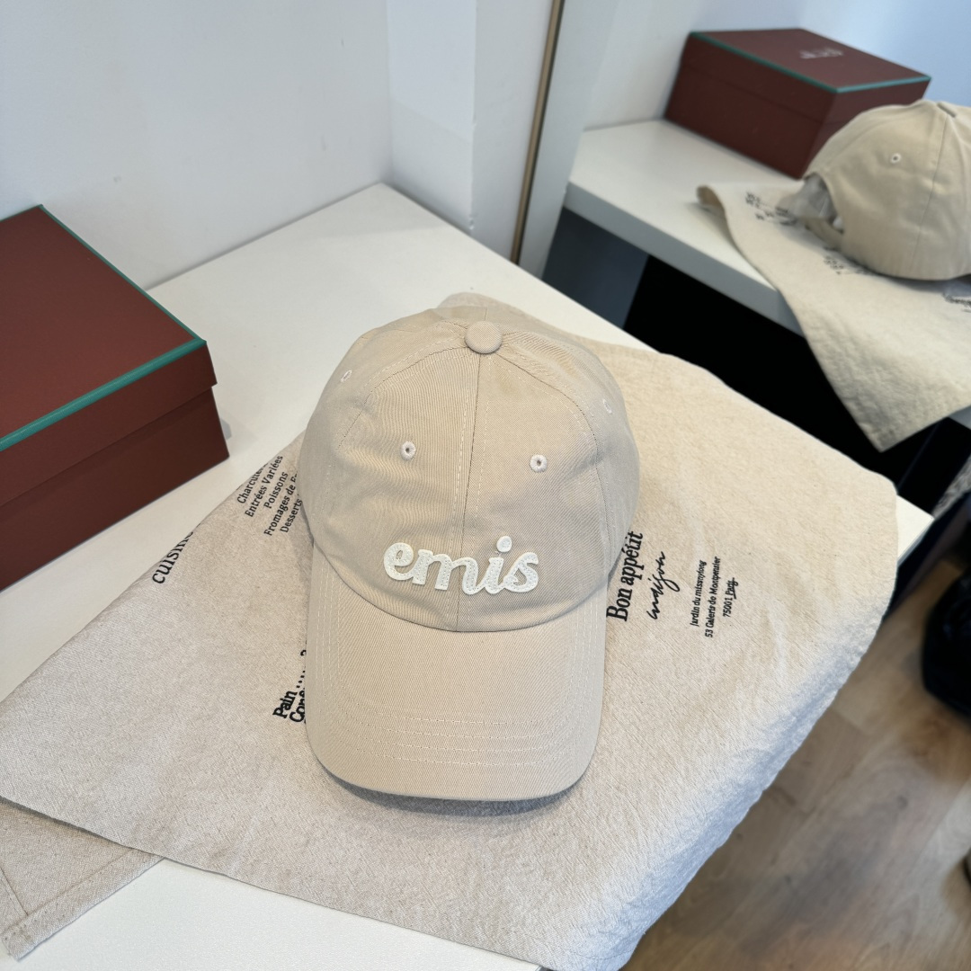 韩国潮牌emis 新款棒球帽，emis的帽子真的有种魔力 就是每一个都好看，完全不挑脸型的 每个都想买 