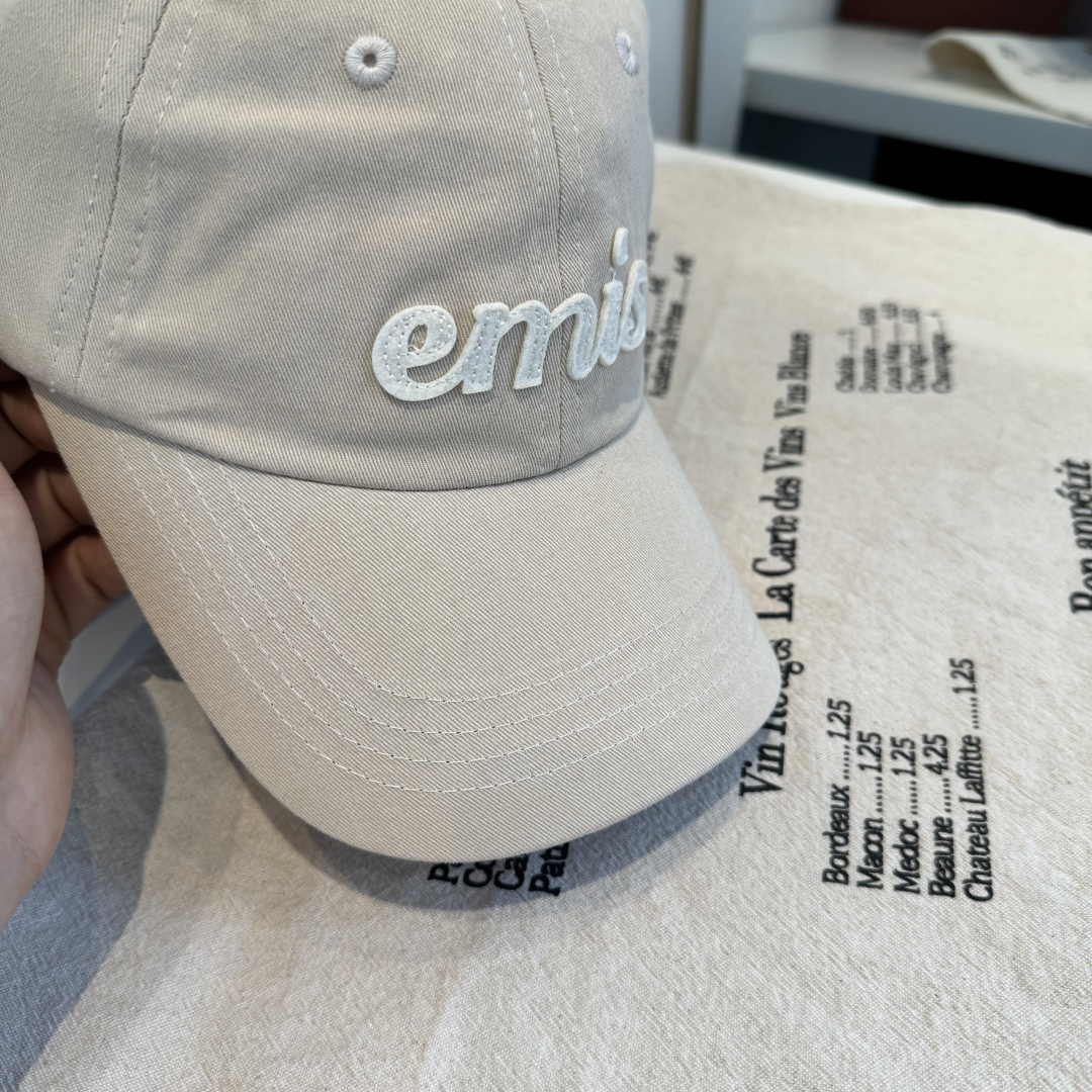韩国潮牌emis 新款棒球帽，emis的帽子真的有种魔力 就是每一个都好看，完全不挑脸型的 每个都想买 