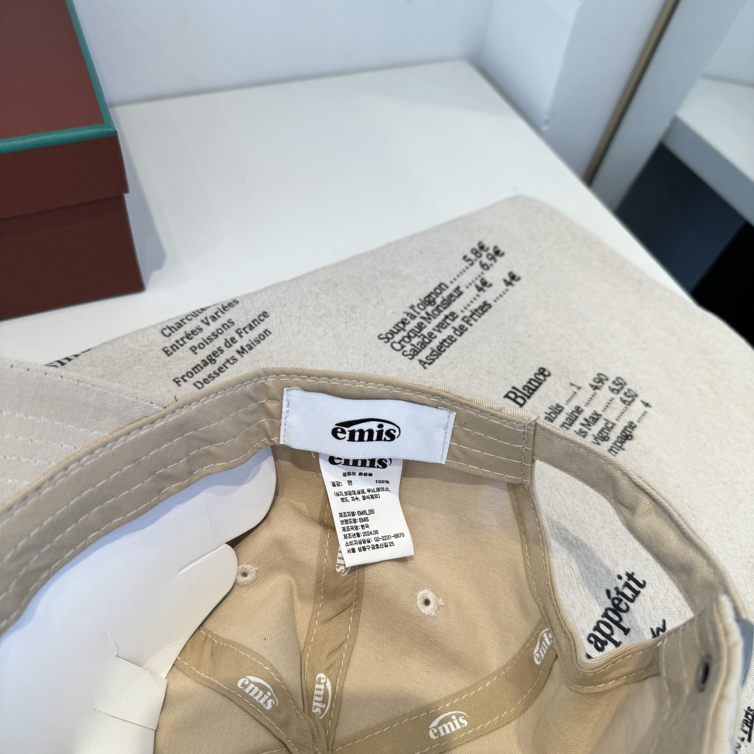 韩国潮牌emis 新款棒球帽，emis的帽子真的有种魔力 就是每一个都好看，完全不挑脸型的 每个都想买 