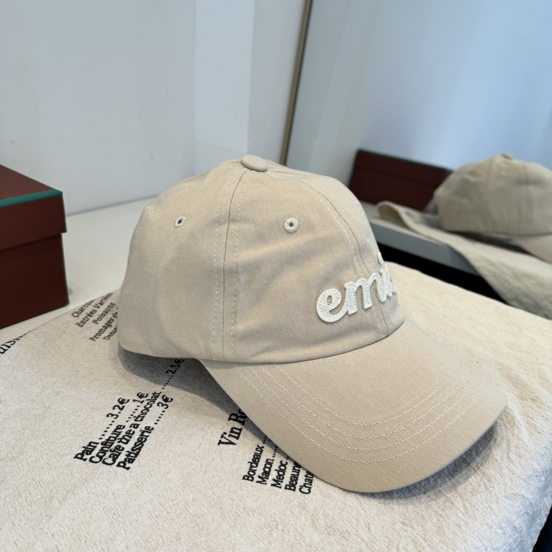 韩国潮牌emis 新款棒球帽，emis的帽子真的有种魔力 就是每一个都好看，完全不挑脸型的 每个都想买 