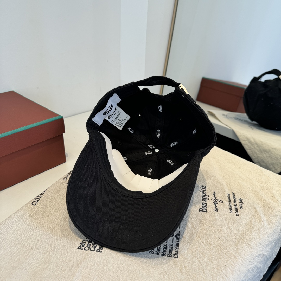 韩国潮牌emis 新款棒球帽，emis的帽子真的有种魔力 就是每一个都好看，完全不挑脸型的 每个都想买 