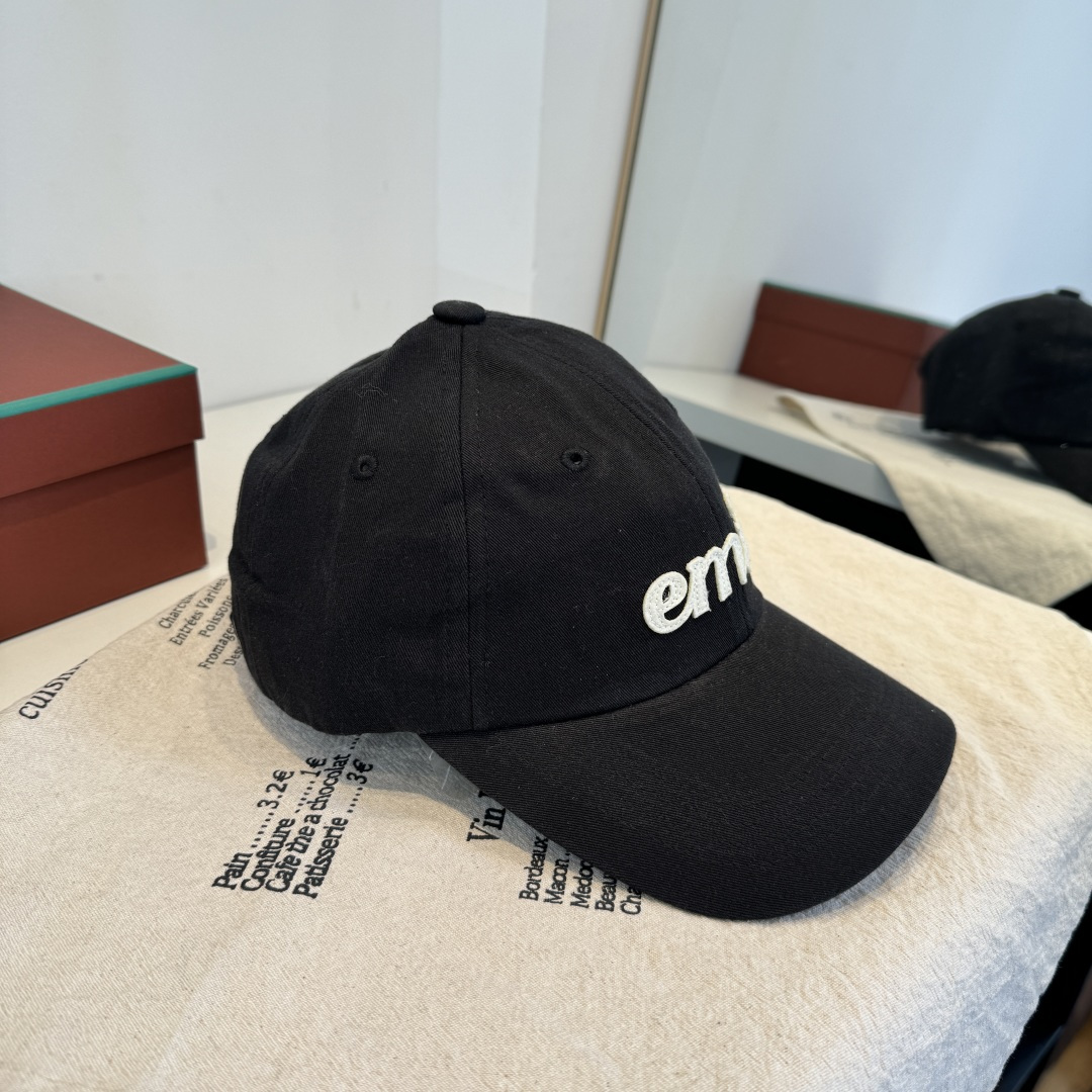 韩国潮牌emis 新款棒球帽，emis的帽子真的有种魔力 就是每一个都好看，完全不挑脸型的 每个都想买 