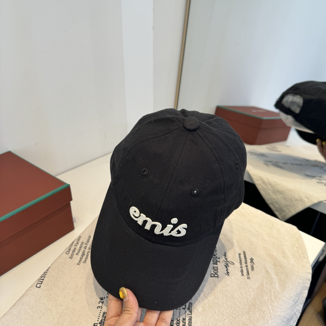 韩国潮牌emis 新款棒球帽，emis的帽子真的有种魔力 就是每一个都好看，完全不挑脸型的 每个都想买 