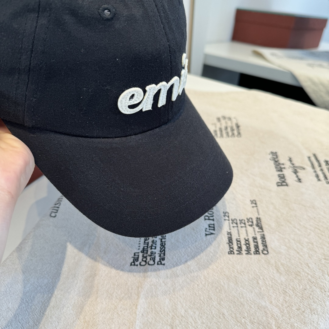 韩国潮牌emis 新款棒球帽，emis的帽子真的有种魔力 就是每一个都好看，完全不挑脸型的 每个都想买 