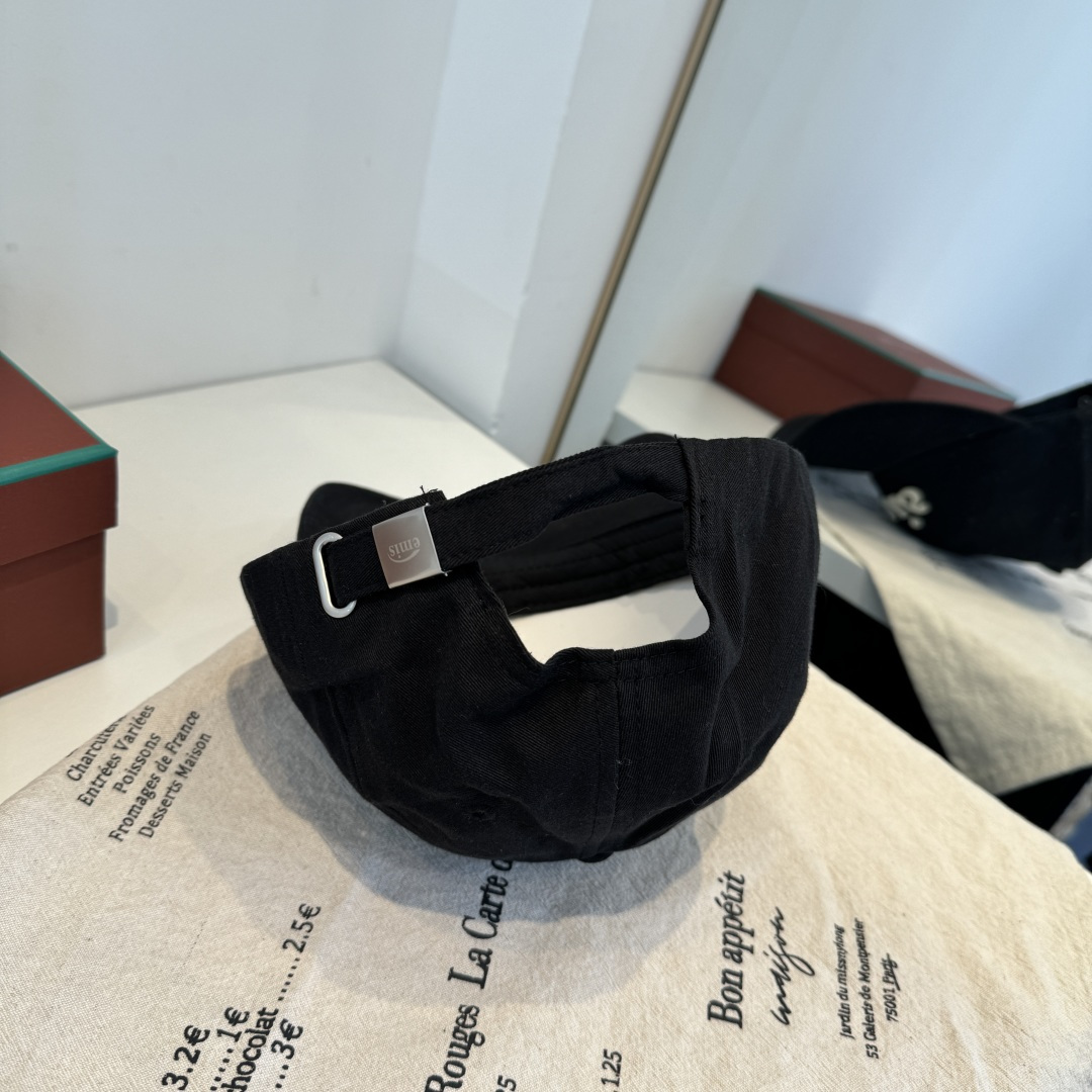 韩国潮牌emis 新款棒球帽，emis的帽子真的有种魔力 就是每一个都好看，完全不挑脸型的 每个都想买 