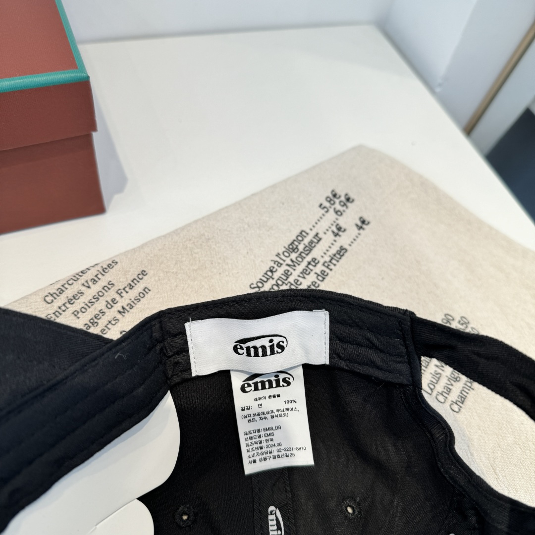 韩国潮牌emis 新款棒球帽，emis的帽子真的有种魔力 就是每一个都好看，完全不挑脸型的 每个都想买 