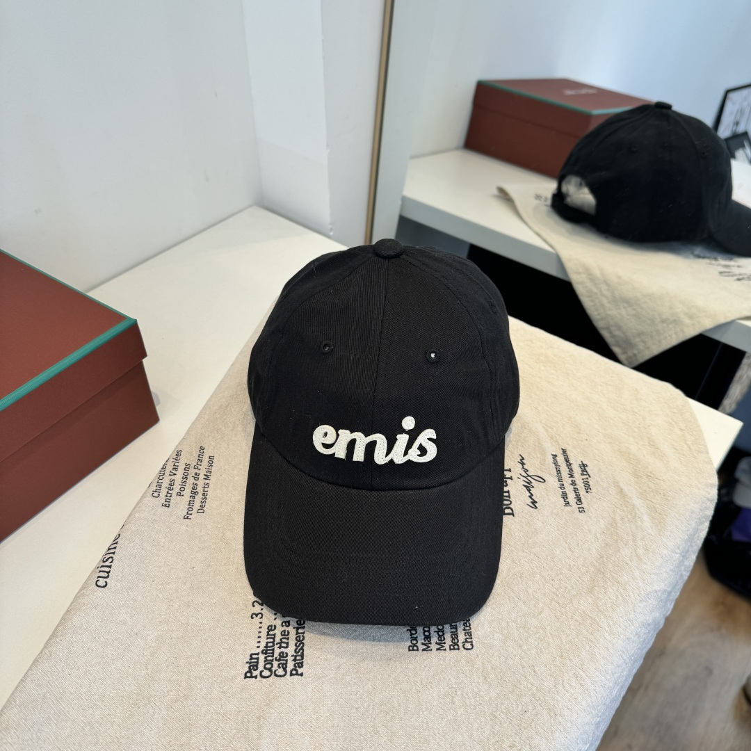 韩国潮牌emis 新款棒球帽，emis的帽子真的有种魔力 就是每一个都好看，完全不挑脸型的 每个都想买 