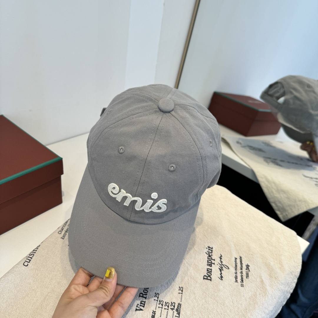 韩国潮牌emis 新款棒球帽，emis的帽子真的有种魔力 就是每一个都好看，完全不挑脸型的 每个都想买 