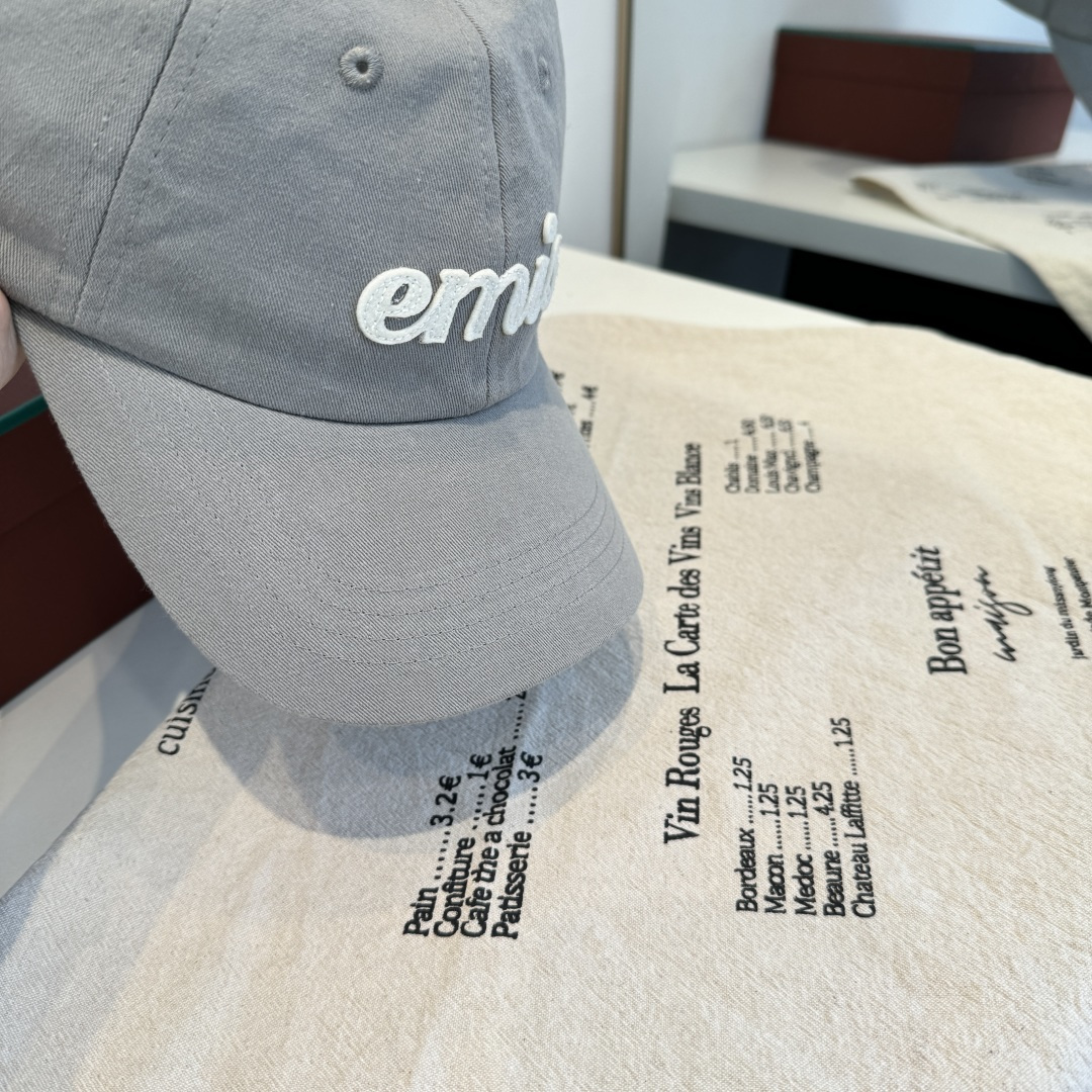 韩国潮牌emis 新款棒球帽，emis的帽子真的有种魔力 就是每一个都好看，完全不挑脸型的 每个都想买 