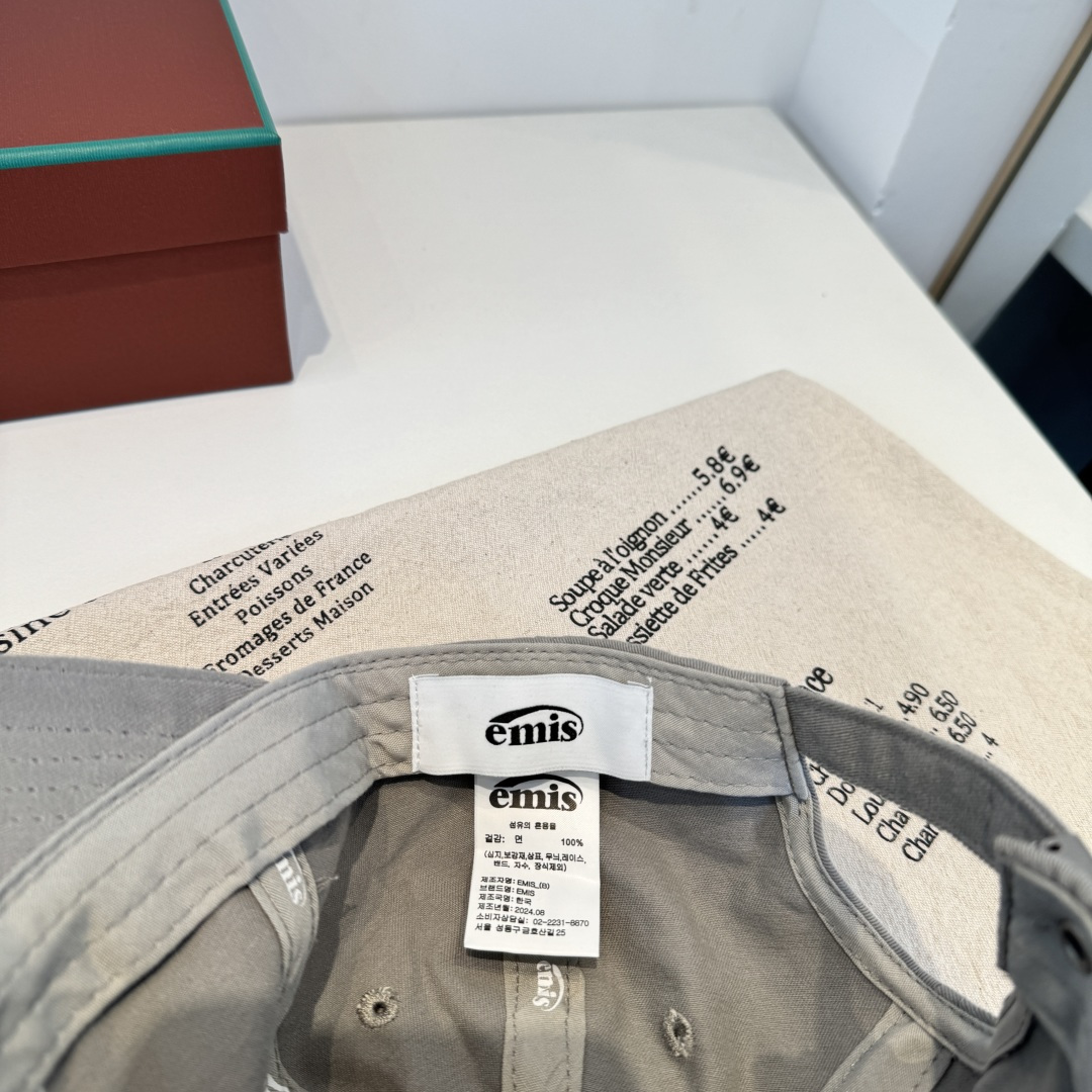 韩国潮牌emis 新款棒球帽，emis的帽子真的有种魔力 就是每一个都好看，完全不挑脸型的 每个都想买 