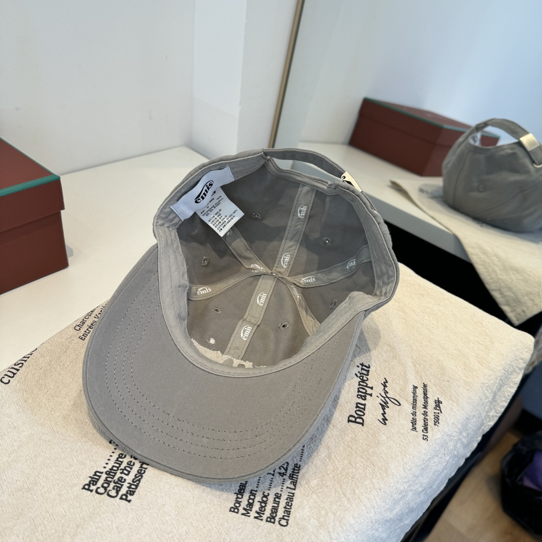 韩国潮牌emis 新款棒球帽，emis的帽子真的有种魔力 就是每一个都好看，完全不挑脸型的 每个都想买 