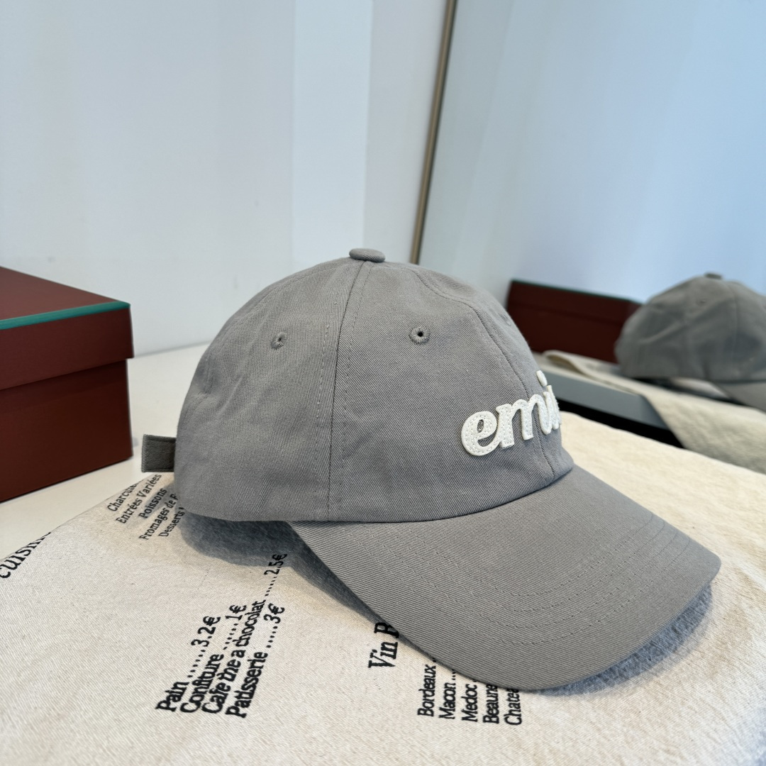 韩国潮牌emis 新款棒球帽，emis的帽子真的有种魔力 就是每一个都好看，完全不挑脸型的 每个都想买 