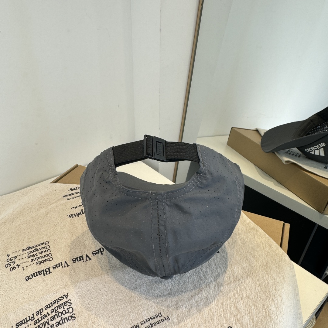 adidas（阿迪达斯）新款棒球帽，款式经典，时尚高级！💗大牌出街，潮人必备