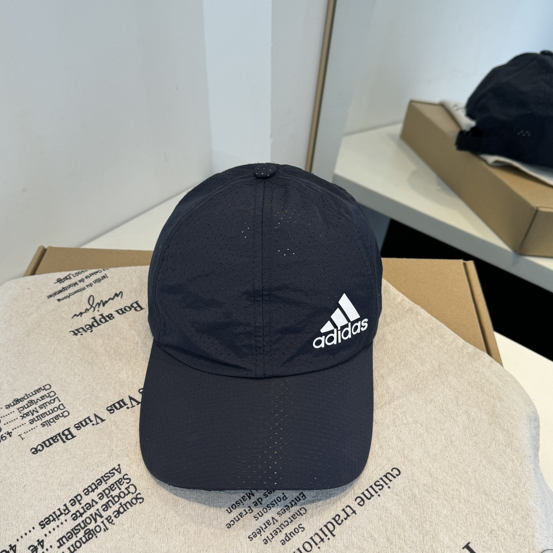 adidas（阿迪达斯）新款棒球帽，款式经典，时尚高级！💗大牌出街，潮人必备