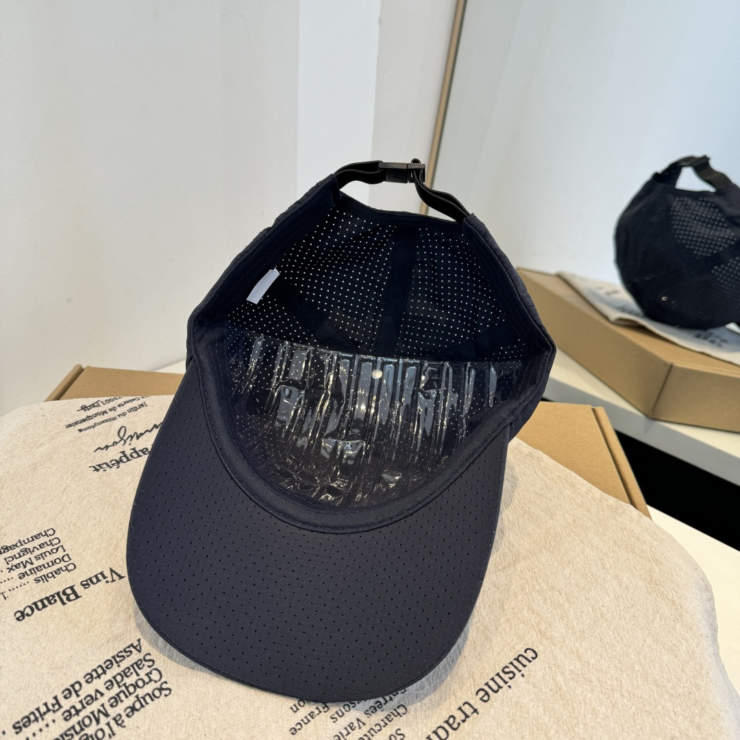 adidas（阿迪达斯）新款棒球帽，款式经典，时尚高级！💗大牌出街，潮人必备