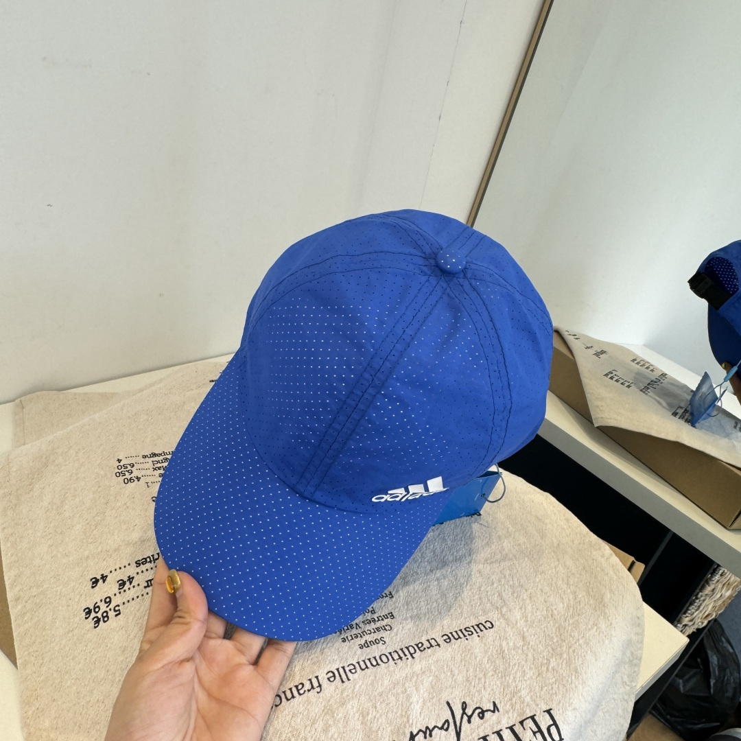 adidas（阿迪达斯）新款棒球帽，款式经典，时尚高级！💗大牌出街，潮人必备