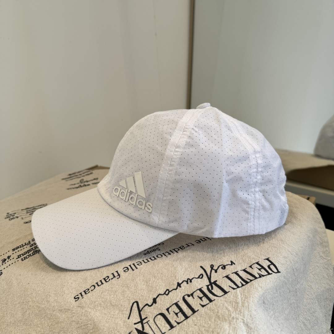 adidas（阿迪达斯）新款棒球帽，款式经典，时尚高级！💗大牌出街，潮人必备