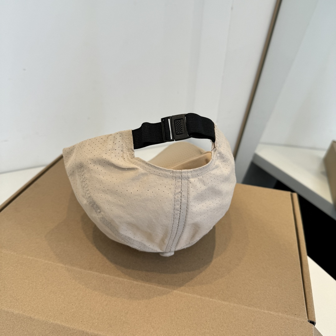 adidas（阿迪达斯）新款棒球帽，款式经典，时尚高级！💗大牌出街，潮人必备