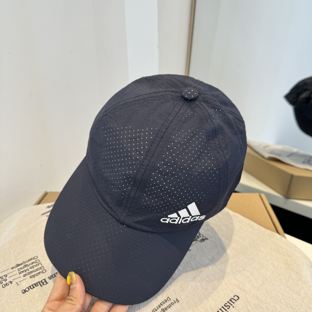 adidas（阿迪达斯）新款棒球帽，款式经典，时尚高级！💗大牌出街，潮人必备