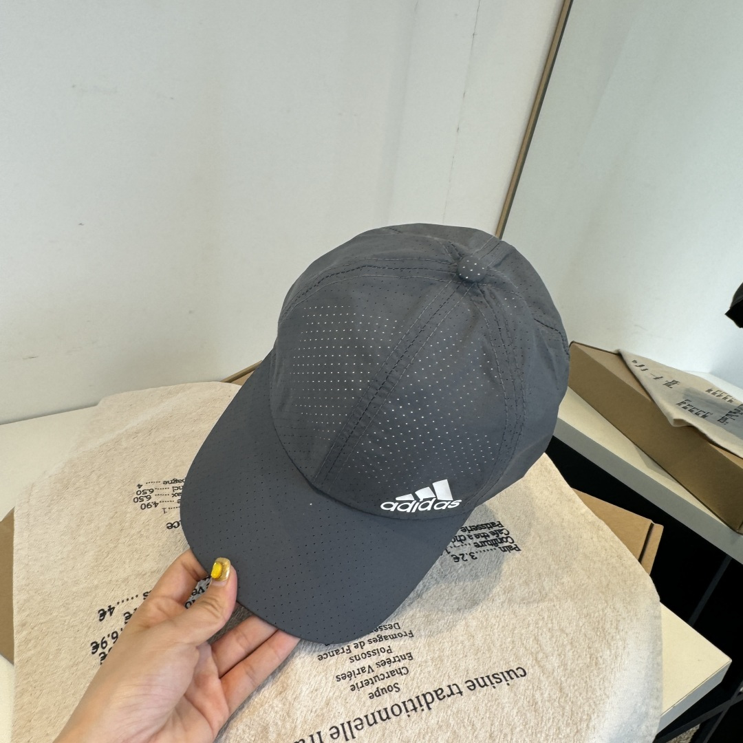 adidas（阿迪达斯）新款棒球帽，款式经典，时尚高级！💗大牌出街，潮人必备
