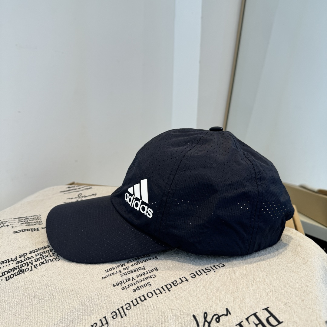 adidas（阿迪达斯）新款棒球帽，款式经典，时尚高级！💗大牌出街，潮人必备
