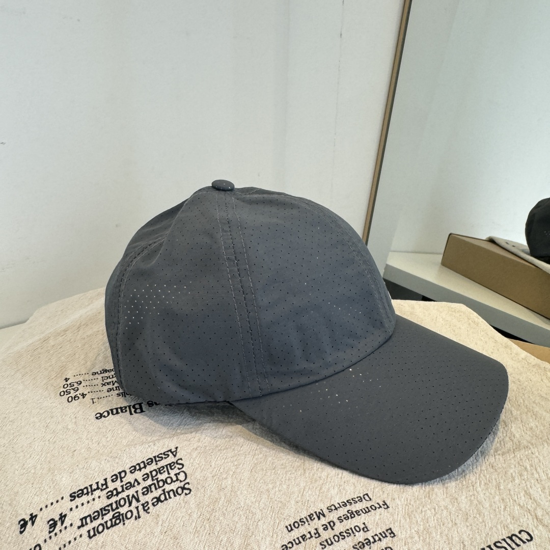 adidas（阿迪达斯）新款棒球帽，款式经典，时尚高级！💗大牌出街，潮人必备