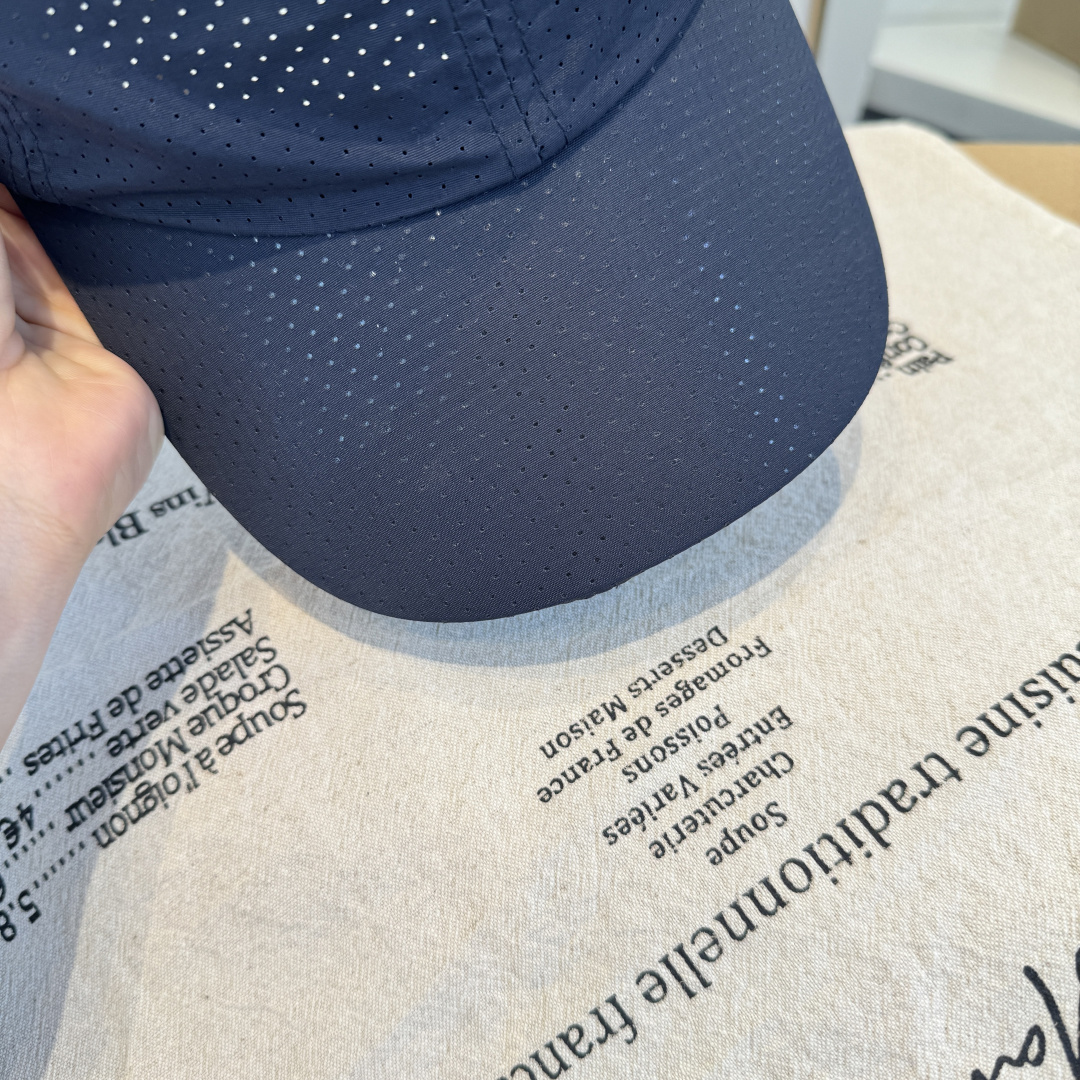 adidas（阿迪达斯）新款棒球帽，款式经典，时尚高级！💗大牌出街，潮人必备