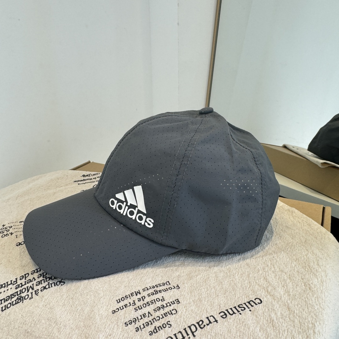 adidas（阿迪达斯）新款棒球帽，款式经典，时尚高级！💗大牌出街，潮人必备