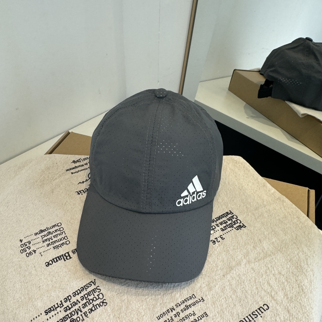 adidas（阿迪达斯）新款棒球帽，款式经典，时尚高级！💗大牌出街，潮人必备
