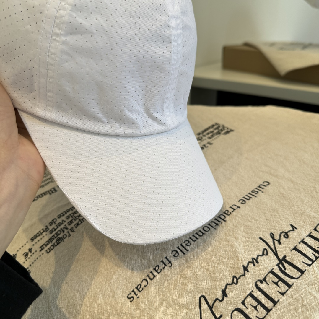 adidas（阿迪达斯）新款棒球帽，款式经典，时尚高级！💗大牌出街，潮人必备