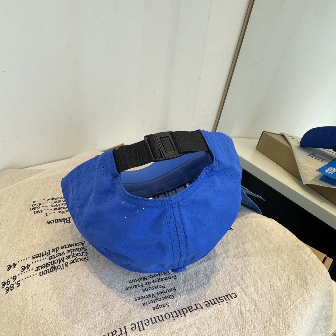 adidas（阿迪达斯）新款棒球帽，款式经典，时尚高级！💗大牌出街，潮人必备